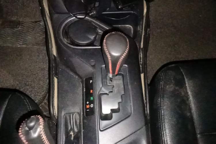 Used Toyota RAV4 2016 2.0L CVT Two-Wheel Drive Fashion Edition China V Standard Gear Lever