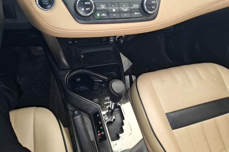 Used Toyota RAV4 2016 2.0L CVT Two-Wheel Drive Fashion Edition China V Standard Gear Lever