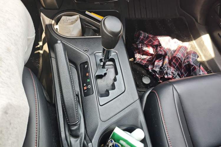 Used Toyota RAV4 2016 2.0L CVT Two-Wheel Drive Fashion Edition China V Standard Gear Lever