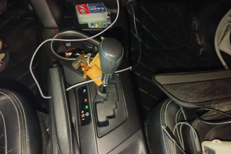 Used Toyota RAV4 2016 2.0L CVT Two-Wheel Drive Fashion Edition China V Standard Gear Lever