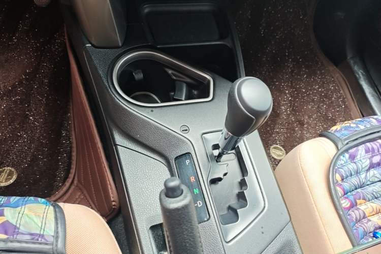 Used Toyota RAV4 2016 2.0L CVT Two-Wheel Drive Urban Edition China V Standard Gear Lever