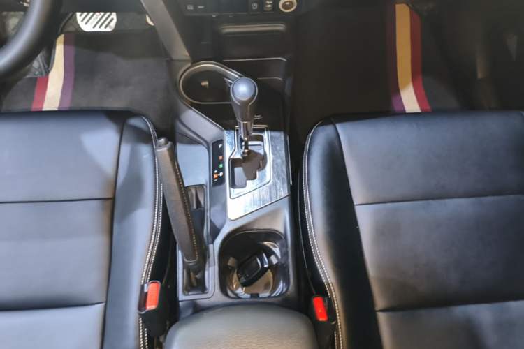 Used Toyota RAV4 2016 2.0L CVT Two-Wheel Drive Fashion Edition China V Standard Gear Lever