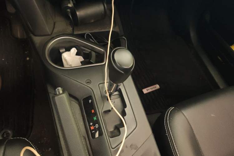 Used Toyota RAV4 2016 2.0L CVT Two-Wheel Drive Fashion Edition China V Standard Gear Lever