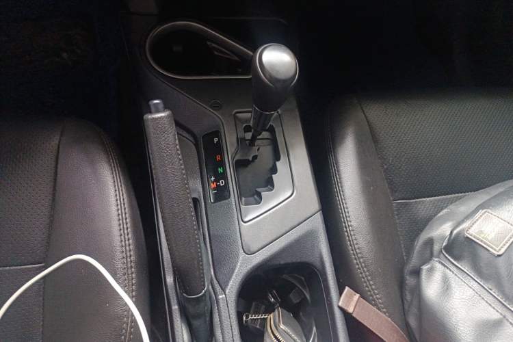 Used Toyota RAV4 2016 2.0L CVT Two-Wheel Drive Fashion Edition China V Standard Gear Lever