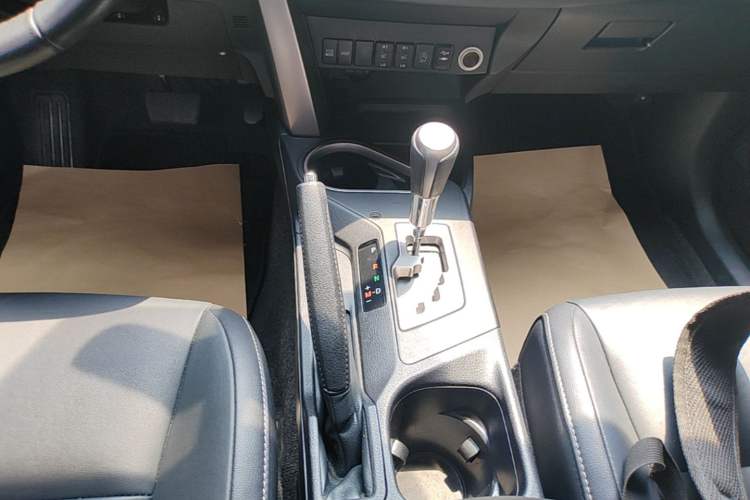 Used Toyota RAV4 2016 2.0L CVT Two-Wheel Drive Smart Edition China V Standard Gear Lever