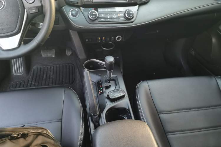 Used Toyota RAV4 2016 2.0L CVT Two-Wheel Drive Comfort Edition China V Standard Gear Lever