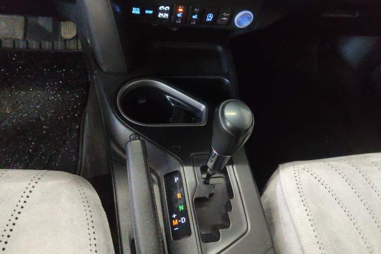 Used Toyota RAV4 2016 2.0L CVT Two-Wheel Drive Comfort Edition China V Standard Gear Lever