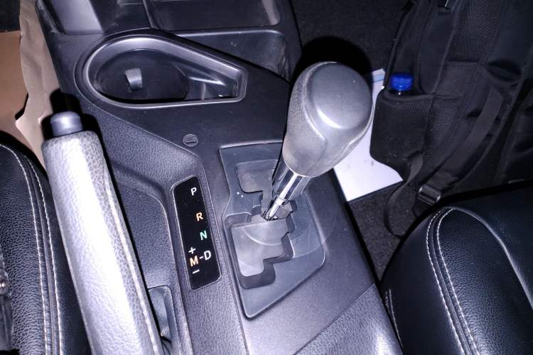 Used Toyota RAV4 2016 2.0L CVT Two-Wheel Drive Urban Edition China V Standard Gear Lever