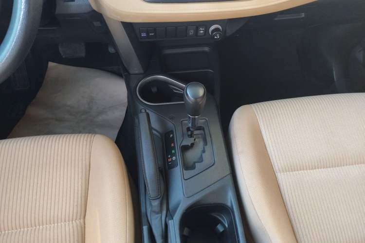Used Toyota RAV4 2016 2.0L CVT Two-Wheel Drive Urban Edition China V Standard Gear Lever