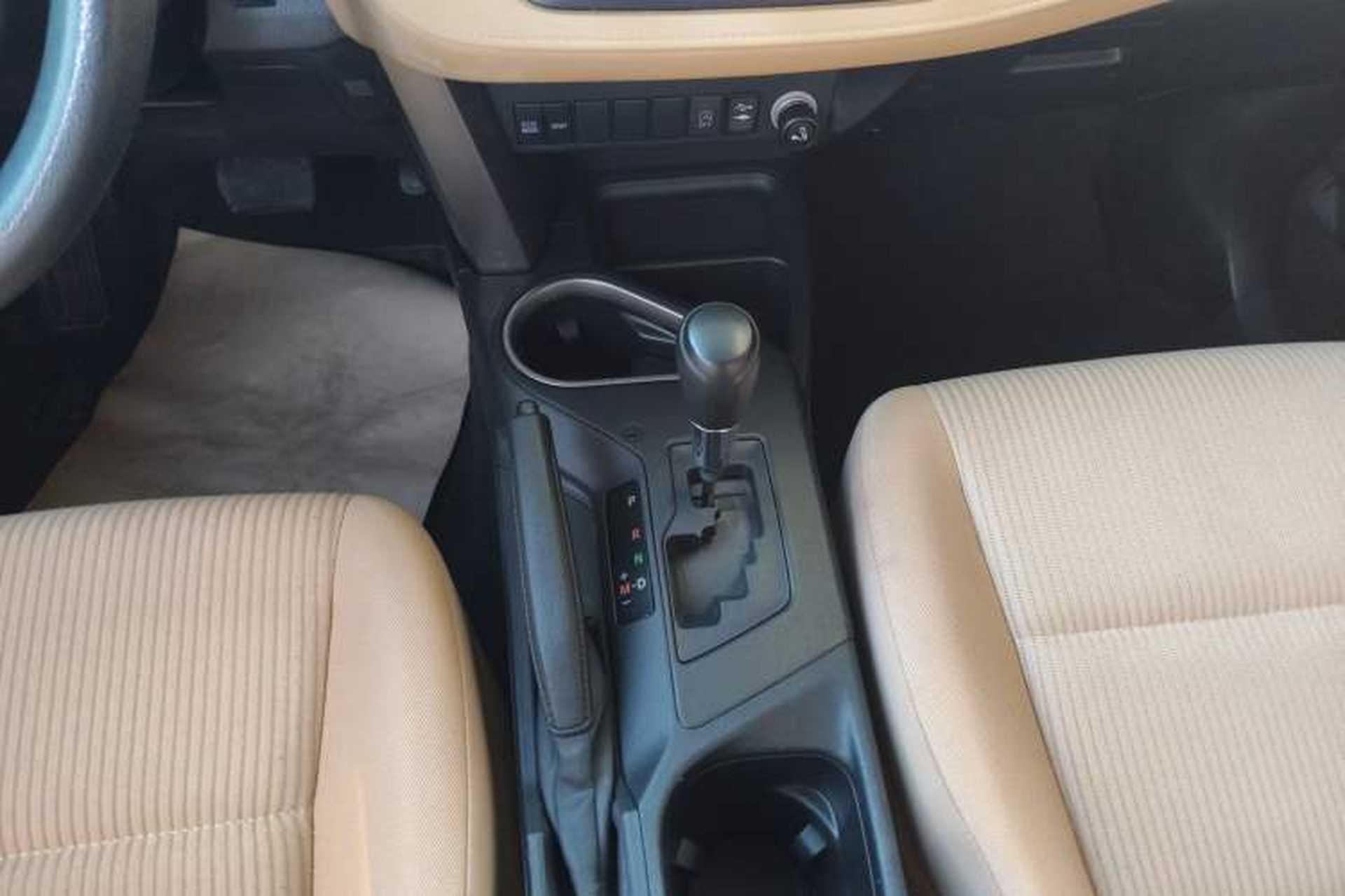 Used Toyota RAV4 2016 2.0L CVT Two-Wheel Drive Urban Edition China V Standard Gear Lever