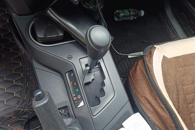 Used Toyota RAV4 2016 2.0L CVT Two-Wheel Drive Fashion Edition China V Standard Gear Lever