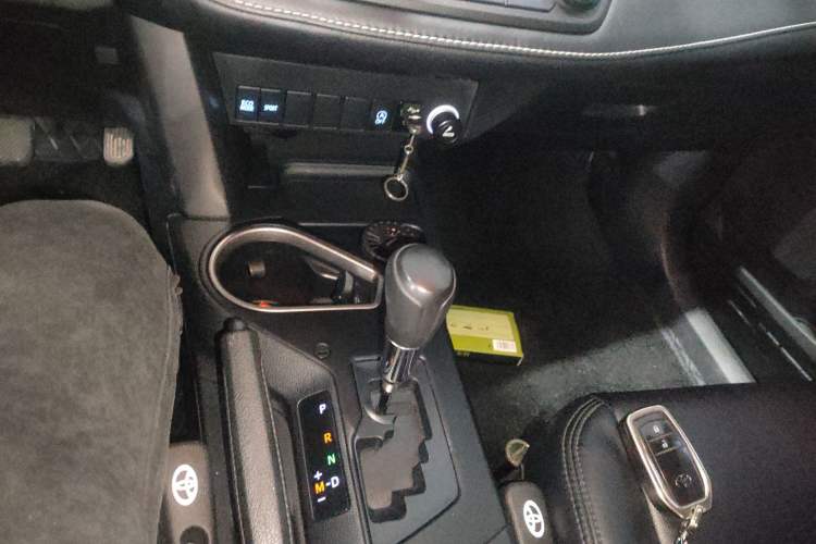 Used Toyota RAV4 2016 2.0L CVT Two-Wheel Drive Fashion Edition China V Standard Gear Lever