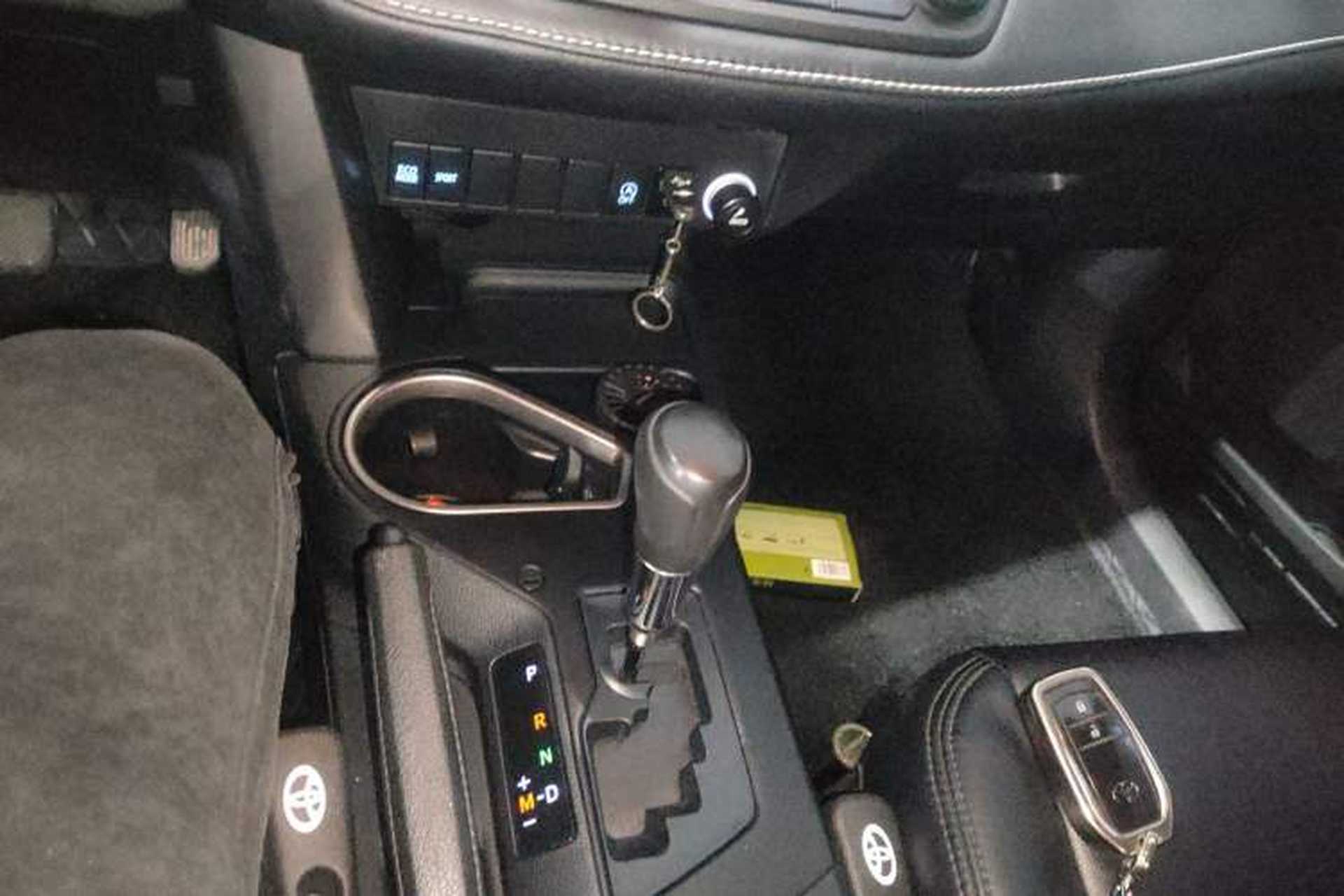 Used Toyota RAV4 2016 2.0L CVT Two-Wheel Drive Fashion Edition China V Standard Gear Lever