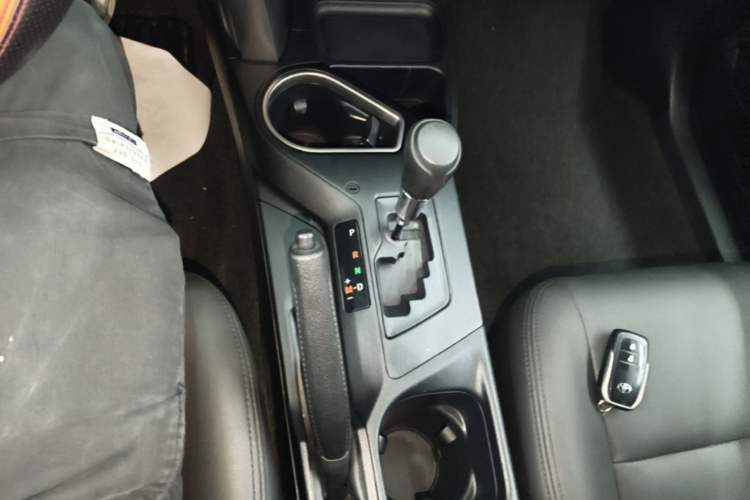 Used Toyota RAV4 2016 2.0L CVT Two-Wheel Drive Comfort Edition China V Standard Gear Lever