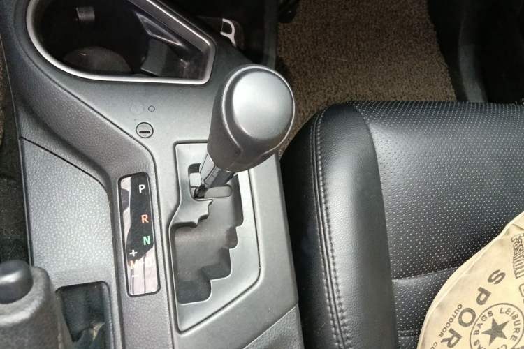 Used Toyota RAV4 2016 2.0L CVT Two-Wheel Drive Urban Edition China V Standard Gear Lever