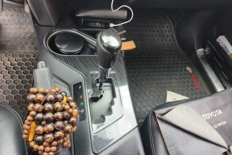 Used Toyota RAV4 2016 2.0L CVT Two-Wheel Drive Urban Edition China V Standard Gear Lever