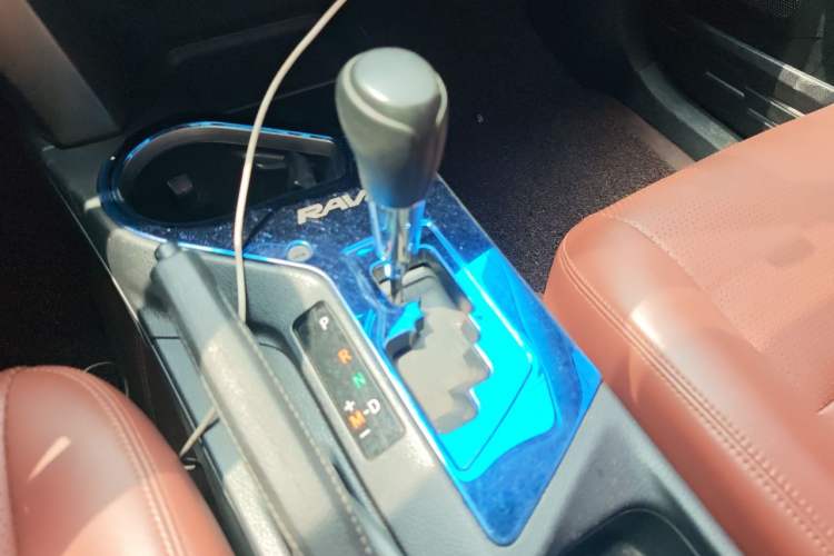 Used Toyota RAV4 2016 2.0L CVT Two-Wheel Drive Fashion Edition China V Standard Gear Lever