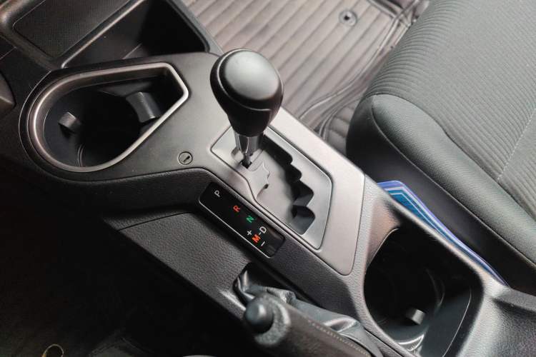 Used Toyota RAV4 2016 2.0L CVT Two-Wheel Drive Fashion Edition China V Standard Gear Lever