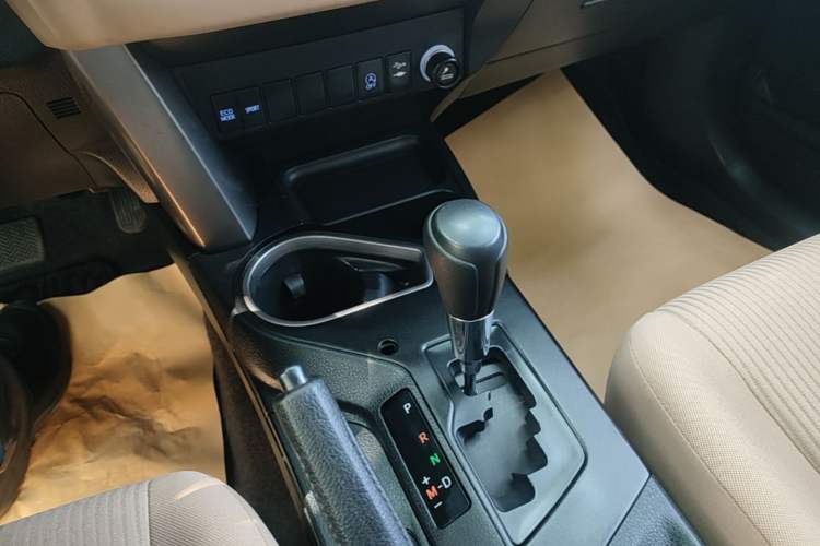 Used Toyota RAV4 2016 2.0L CVT Two-Wheel Drive Urban Edition China V Standard Gear Lever