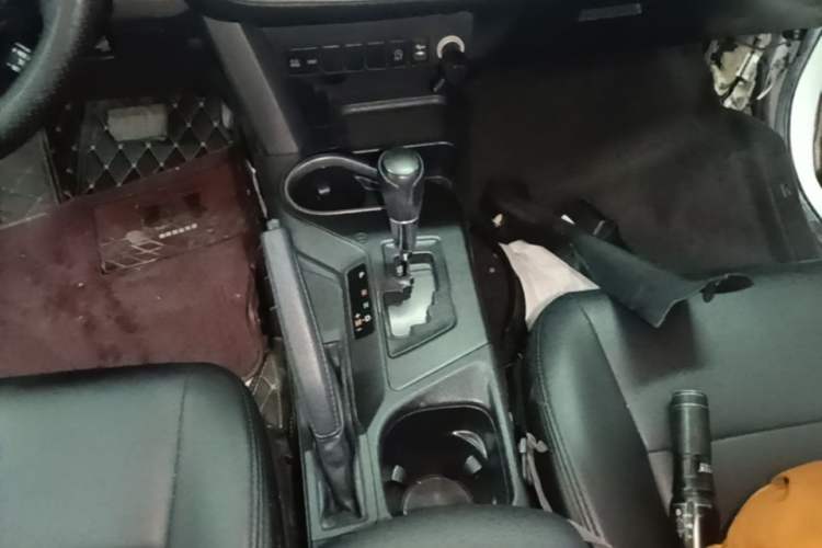 Used Toyota RAV4 2016 2.0L CVT Two-Wheel Drive Fashion Edition China V Standard Gear Lever