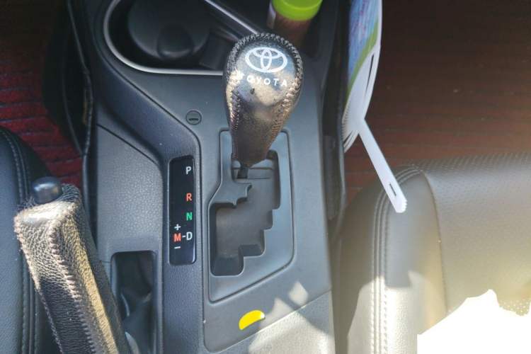 Used Toyota RAV4 2016 2.0L CVT Two-Wheel Drive Fashion Edition China V Standard Gear Lever