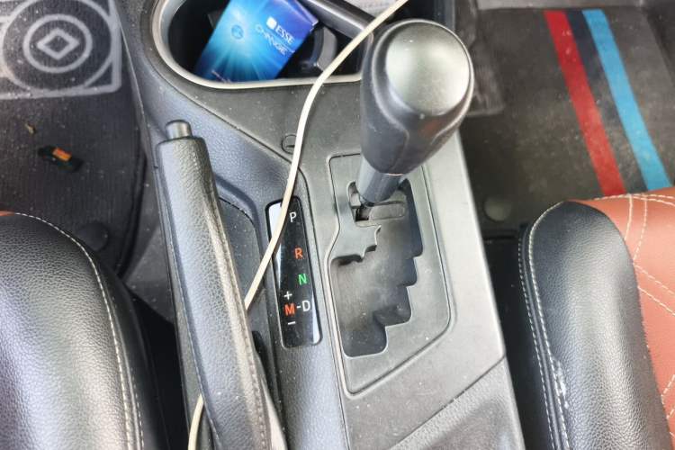 Used Toyota RAV4 2016 2.0L CVT Two-Wheel Drive Fashion Edition China V Standard Gear Lever