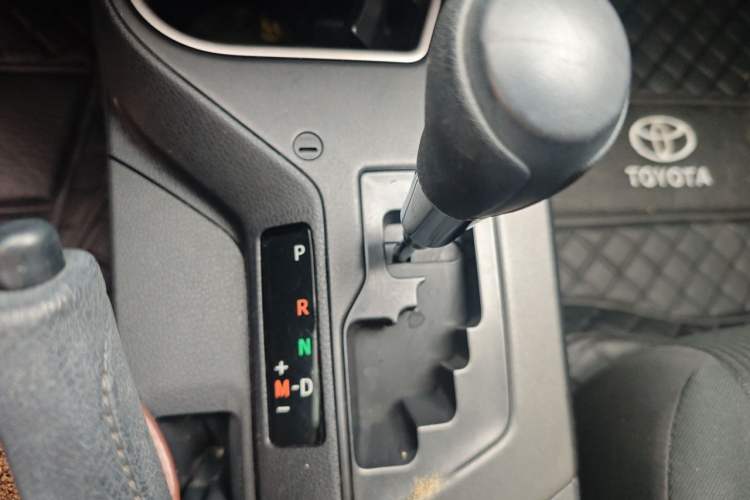 Used Toyota RAV4 2016 2.0L CVT Two-Wheel Drive Comfort Edition China V Standard Gear Lever