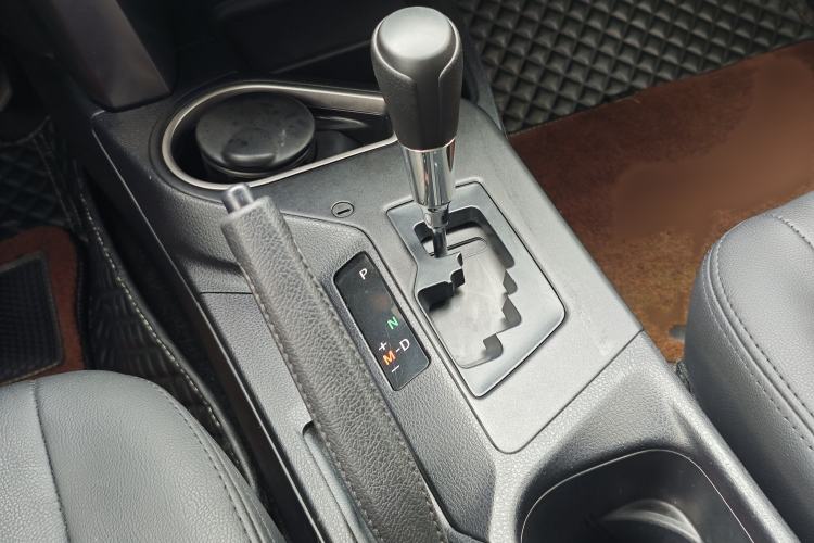 Used Toyota RAV4 2016 2.0L CVT Two-Wheel Drive Fashion Edition China V Standard Gear Lever