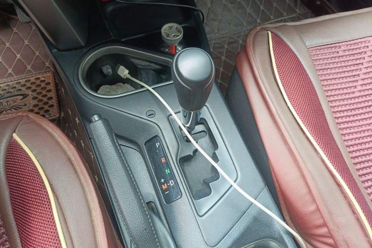 Used Toyota RAV4 2016 2.0L CVT Two-Wheel Drive Fashion Edition China V Standard Gear Lever