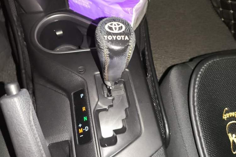 Used Toyota RAV4 2016 2.0L CVT Two-Wheel Drive Fashion Edition China V Standard Gear Lever