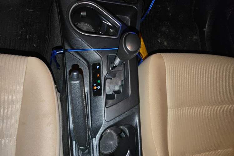 Used Toyota RAV4 2016 2.0L CVT Two-Wheel Drive Urban Edition China V Standard Gear Lever