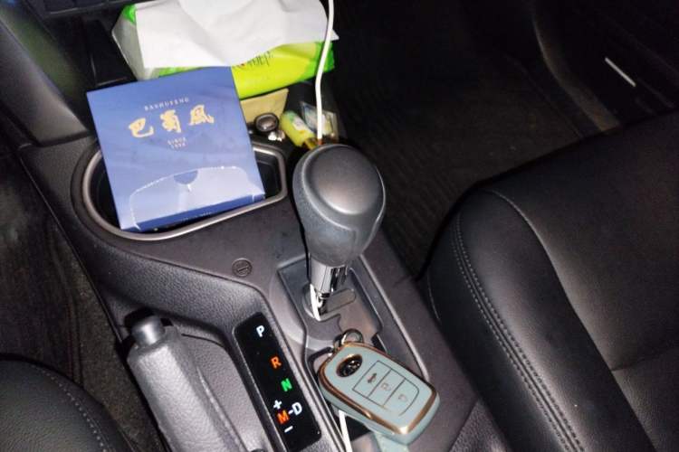 Used Toyota RAV4 2016 2.0L CVT Two-Wheel Drive Fashion Edition China V Standard Gear Lever