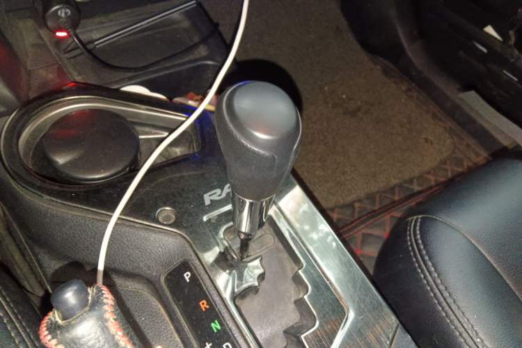Used Toyota RAV4 2016 2.0L CVT Two-Wheel Drive Fashion Edition China V Standard Gear Lever