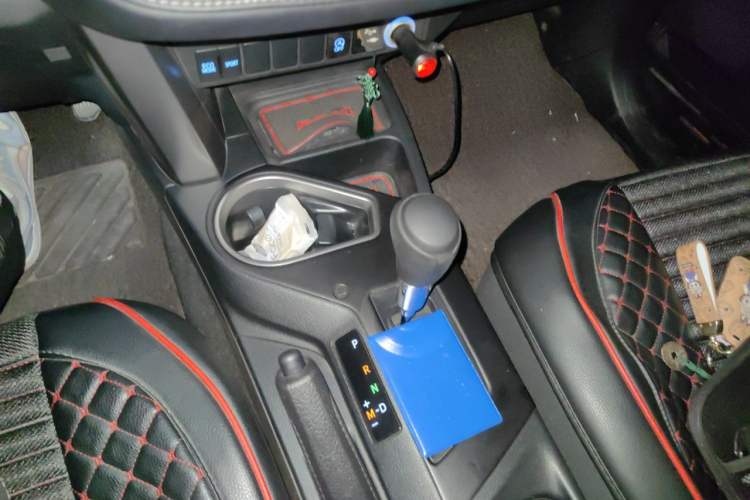 Used Toyota RAV4 2016 2.0L CVT Two-Wheel Drive Fashion Edition China V Standard Gear Lever