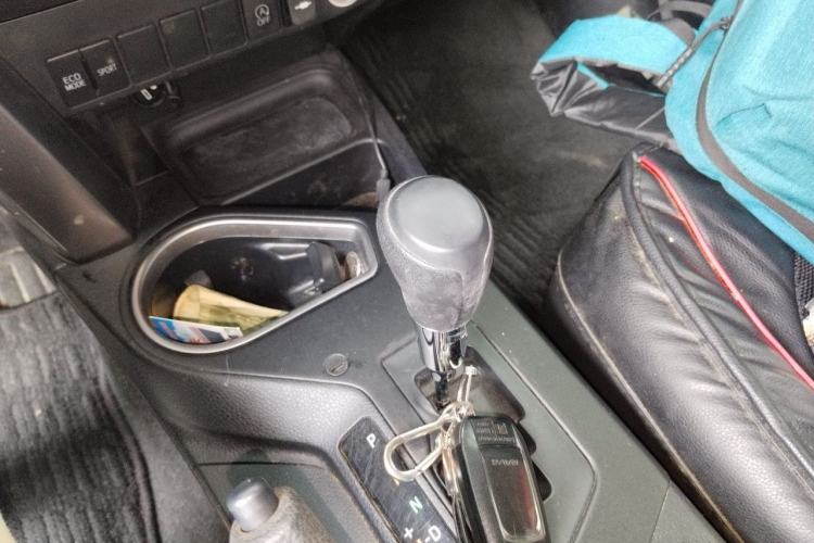 Used Toyota RAV4 2016 2.0L CVT Two-Wheel Drive Fashion Edition China V Standard Gear Lever