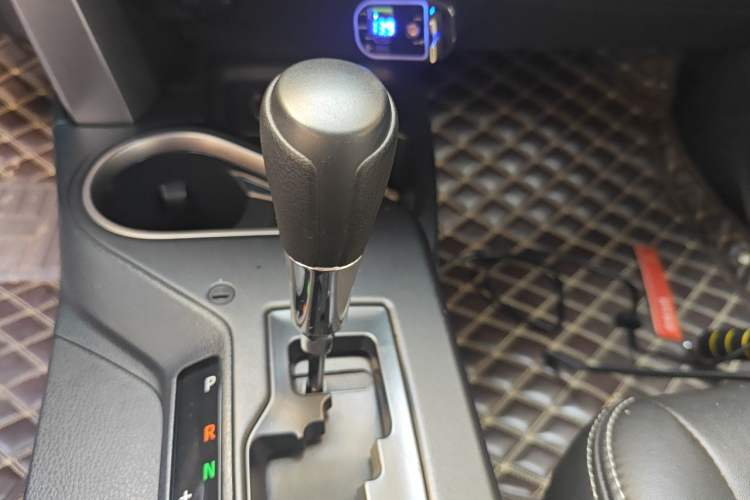 Used Toyota RAV4 2016 2.0L CVT Two-Wheel Drive Fashion Edition China V Standard Gear Lever