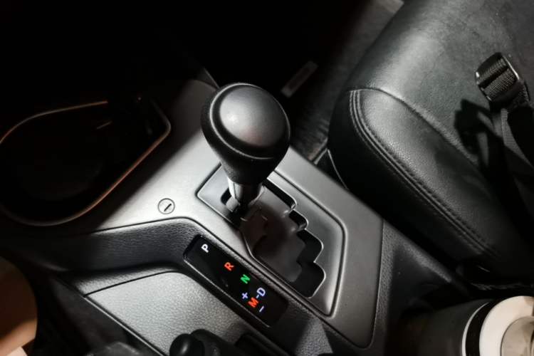 Used Toyota RAV4 2016 2.0L CVT Two-Wheel Drive Fashion Edition China V Standard Gear Lever