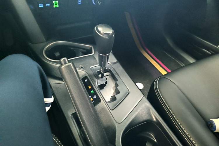 Used Toyota RAV4 2016 2.0L CVT Two-Wheel Drive Fashion Edition China V Standard Gear Lever