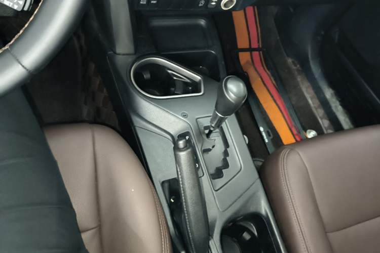 Used Toyota RAV4 2016 2.0L CVT Two-Wheel Drive Fashion Edition China V Standard Gear Lever