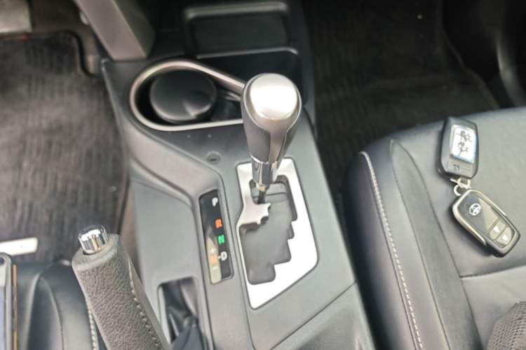 Used Toyota RAV4 2016 2.0L CVT Two-Wheel Drive Smart Edition China V Standard Gear Lever