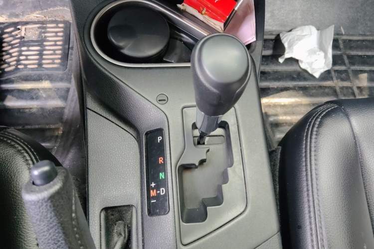 Used Toyota RAV4 2016 2.0L CVT Two-Wheel Drive Fashion Edition China V Standard Gear Lever