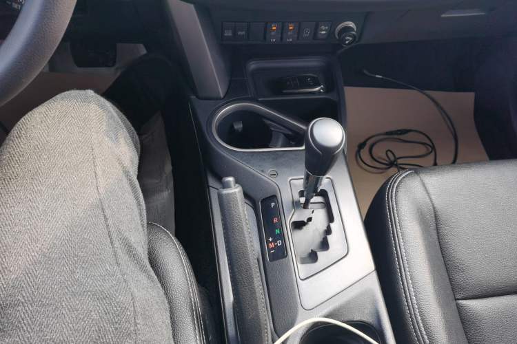 Used Toyota RAV4 2016 2.0L CVT Two-Wheel Drive Comfort Edition China V Standard Gear Lever