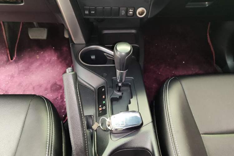 Used Toyota RAV4 2016 2.0L CVT Two-Wheel Drive Fashion Edition China V Standard Gear Lever