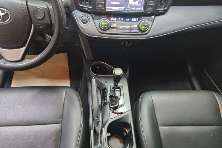 Used Toyota RAV4 2016 2.0L CVT Two-Wheel Drive Fashion Edition China V Standard Gear Lever