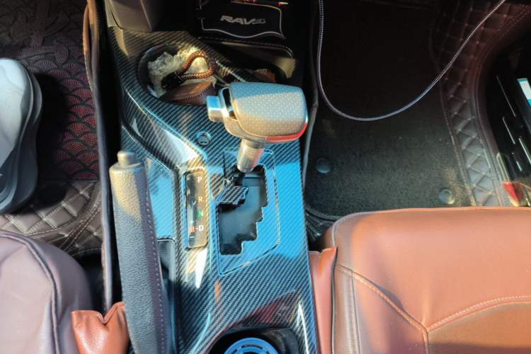 Used Toyota RAV4 2016 2.0L CVT Two-Wheel Drive Comfort Edition China V Standard Gear Lever