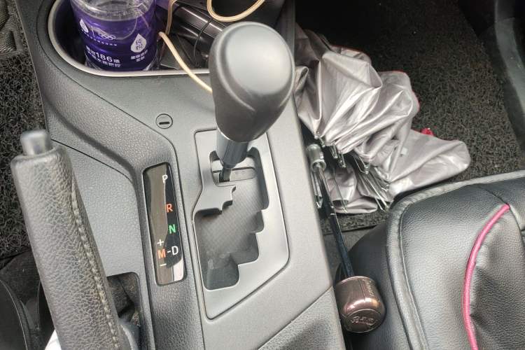Used Toyota RAV4 2016 2.0L CVT Two-Wheel Drive Fashion Edition China V Standard Gear Lever