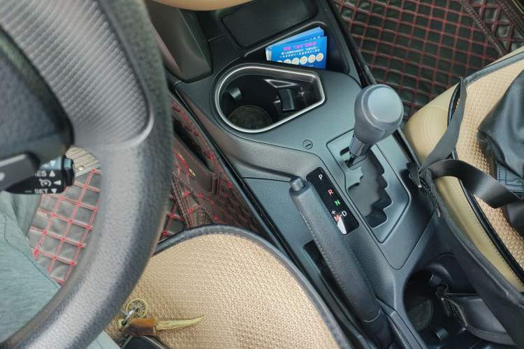 Used Toyota RAV4 2016 2.0L CVT Two-Wheel Drive Fashion Edition China V Standard Gear Lever