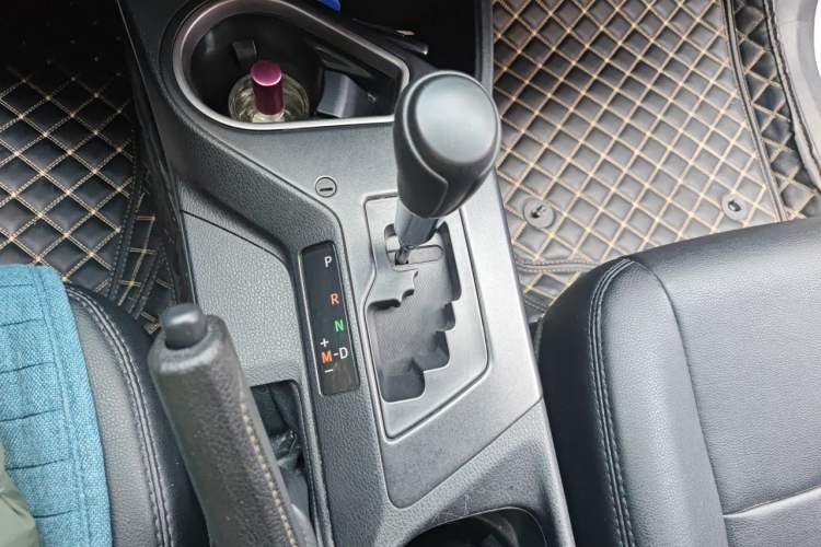 Used Toyota RAV4 2016 2.0L CVT Two-Wheel Drive Fashion Edition China V Standard Gear Lever