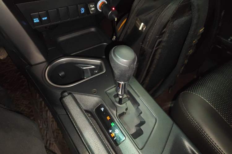 Used Toyota RAV4 2016 2.0L CVT Two-Wheel Drive Fashion Edition China V Standard Gear Lever