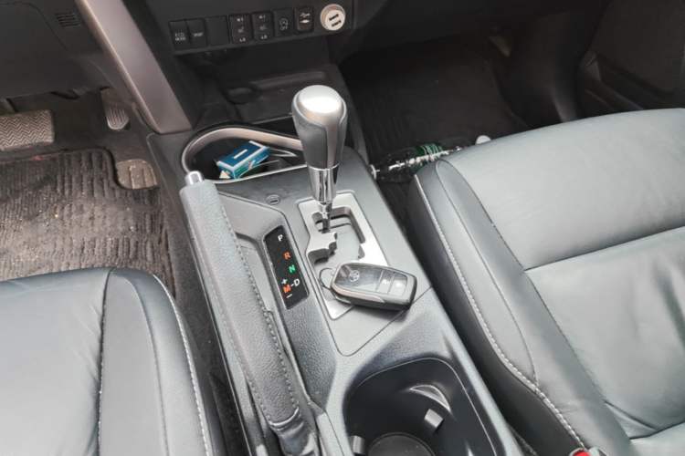 Used Toyota RAV4 2016 2.0L CVT Two-Wheel Drive Smart Edition China V Standard Gear Lever